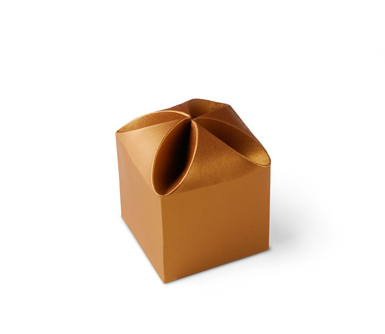 Gift Box with a Surprising Flower Fastener Gift Box with a Surprising Flower Fastener