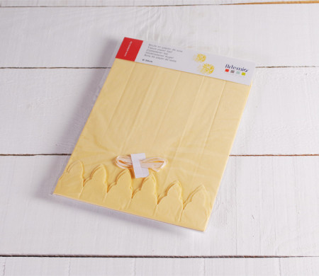 Crape pompom in ivory