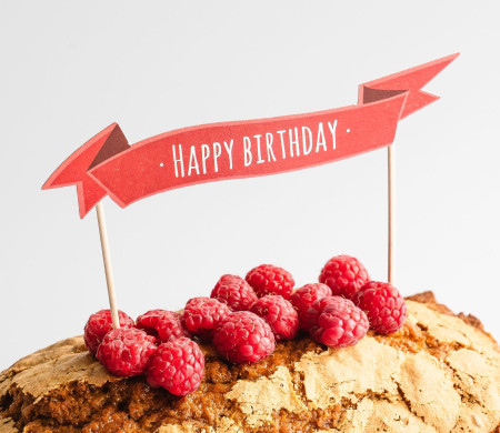 Topper for cakes with the message Happy Birthday