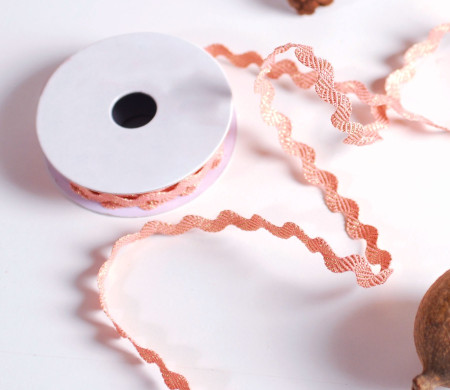 Pink-coloured zig-zag ribbon measuring 0.5 cm in width with golden lusters