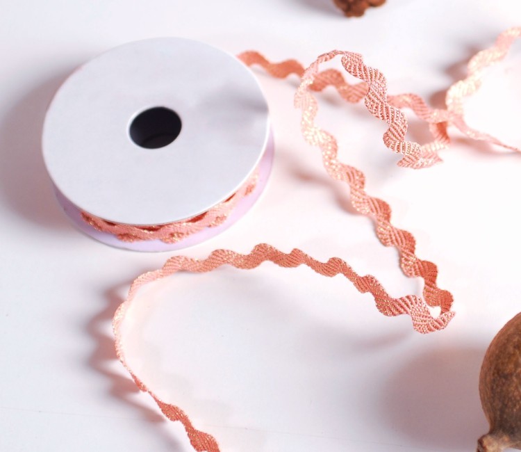 Pink-coloured zig-zag ribbon measuring 0.5 cm in width with golden lusters Pink-coloured zig-zag ribbon measuring 0.5 cm in width with golden lusters