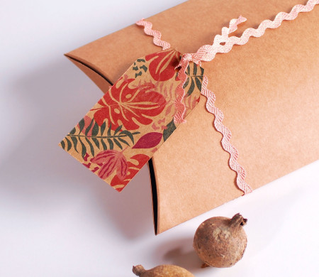 Pink-coloured zig-zag ribbon measuring 0.5 cm in width with golden lusters