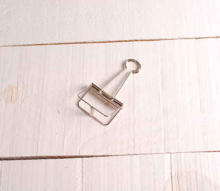 Metallic peg-style clip