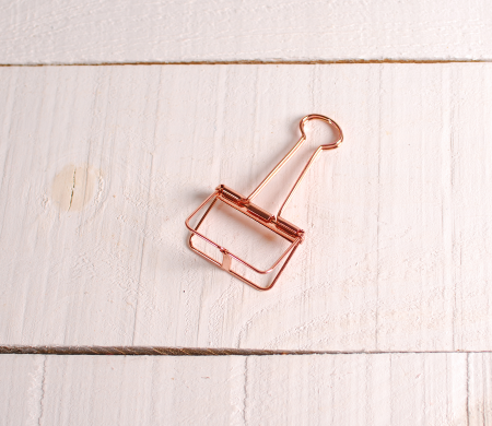 Metallic peg-style clip