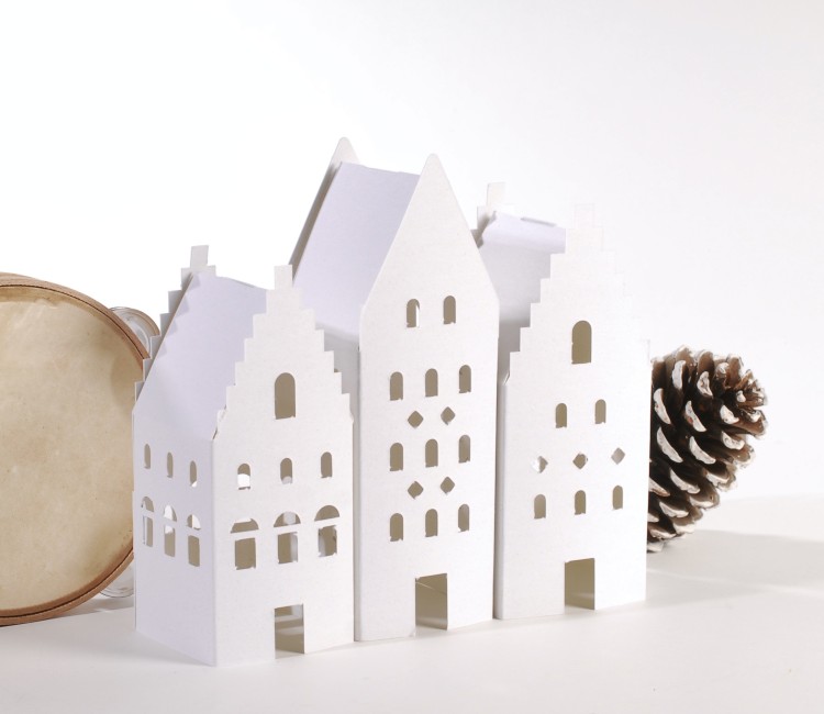 Pack of 3 small cottages for Christmas decorations. Pack of 3 small cottages for Christmas decorations.