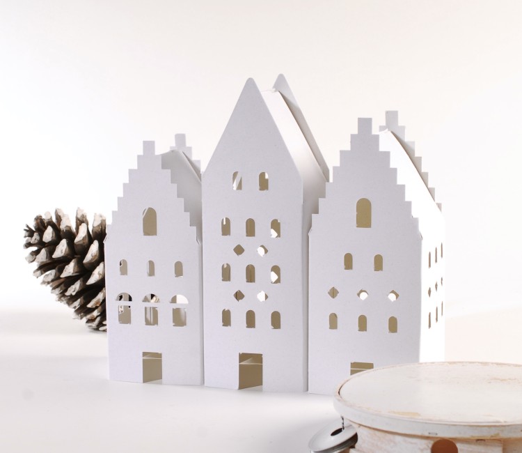 Pack of 3 small cottages for Christmas decorations. Pack of 3 small cottages for Christmas decorations.