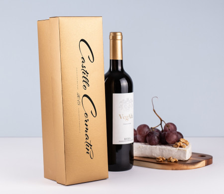 Individual wine box with lid made from laminated cardboard.