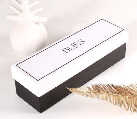 Individual wine box with lid made from laminated cardboard.