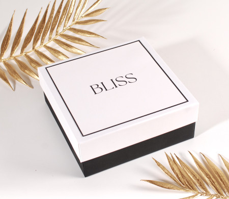 Rigid square box of lined cardboard