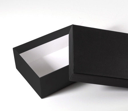 Rigid rectangular box of lined cardboard