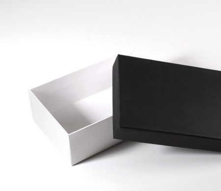 Rigid rectangular box of lined cardboard