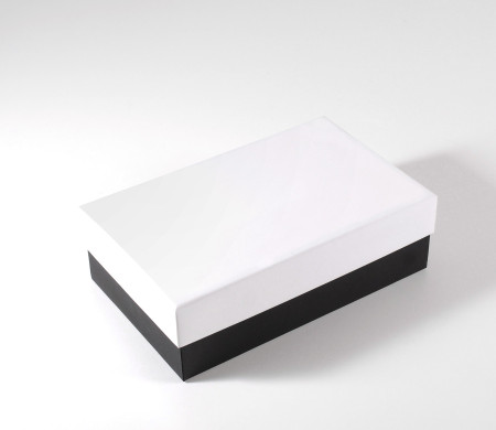 Rigid rectangular box of lined cardboard