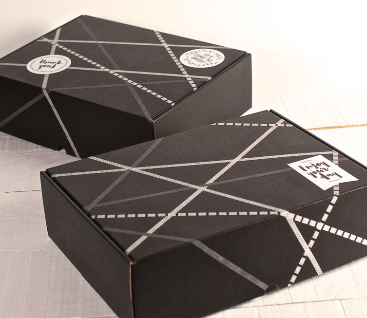 shipping-box-in-black-or-white-selfpackaging-6