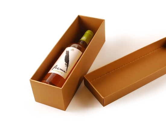 Individual laminated cardboard wine box with lid.